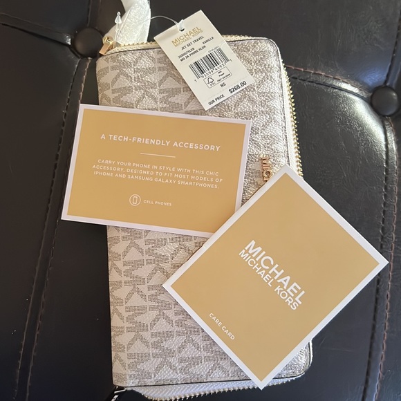 Michael Kors Long Wallet - Picture 7 of 7